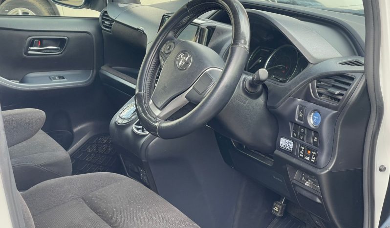 
								Toyota Voxy Hybrid 2017 full									