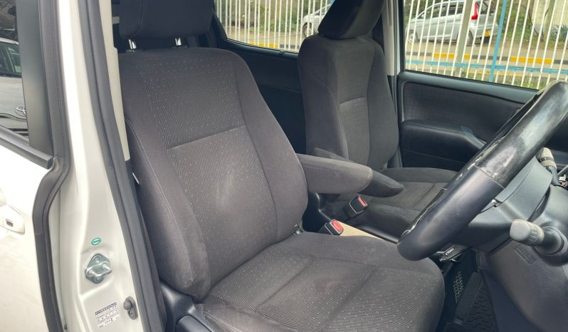 
								Toyota Voxy Hybrid 2017 full									