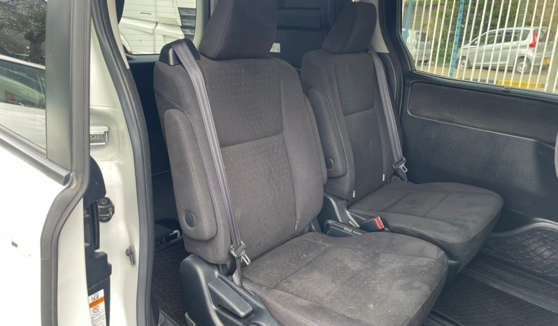 
								Toyota Voxy Hybrid 2017 full									