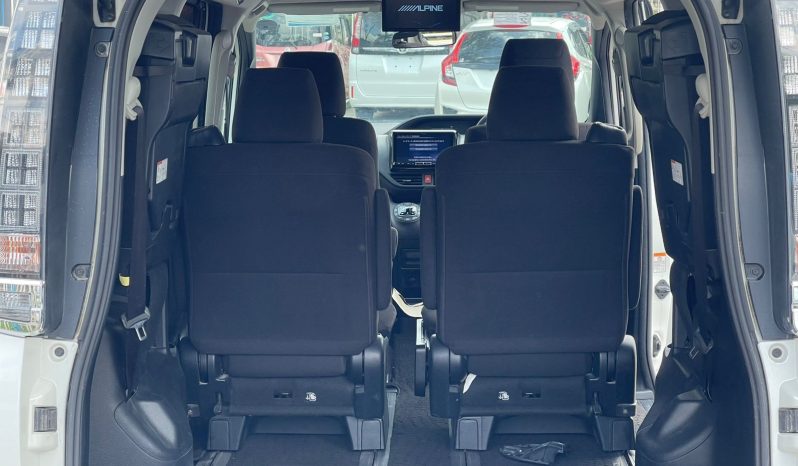 
								Toyota Voxy Hybrid 2017 full									