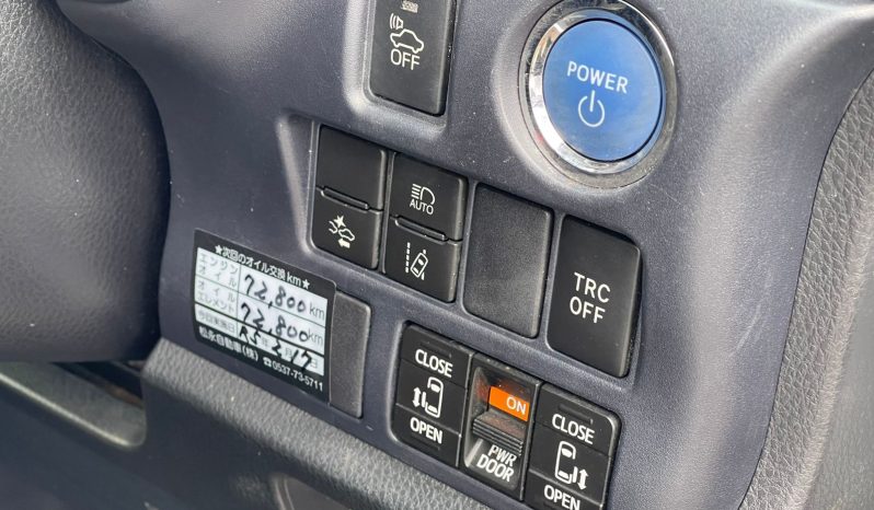 
								Toyota Voxy Hybrid 2017 full									